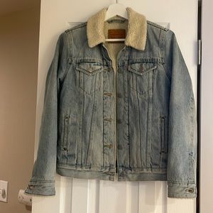Levi’s Womens Size XS Jacket Trucker Denim Light Blue Sherpa Lined Button Front